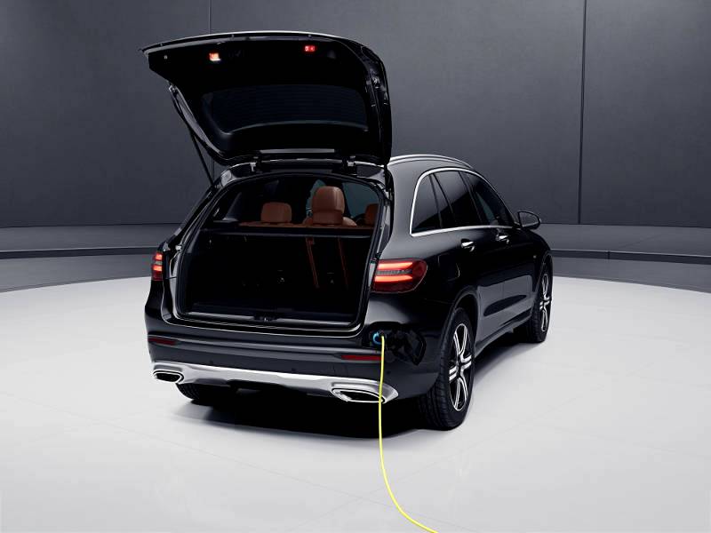 The Mercedes-Benz three-lane drive system strategy