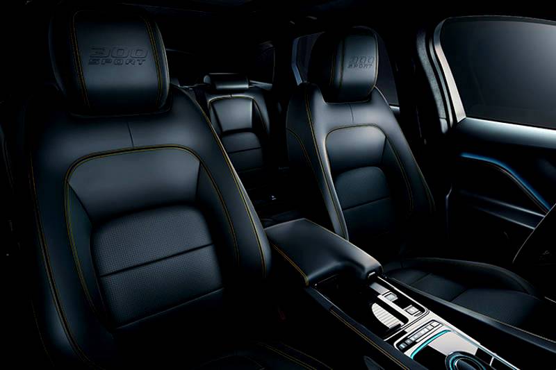 Jaguar F-PACE: 300 SPORT