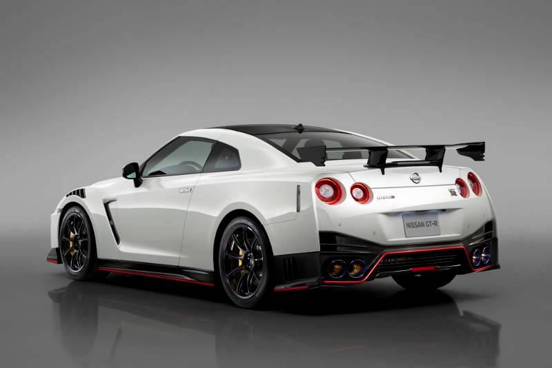 Nissan GT-R NISMO to life in bricks