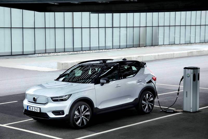 Volvo Cars safety experts say: use technology to support drivers and reduce distraction
