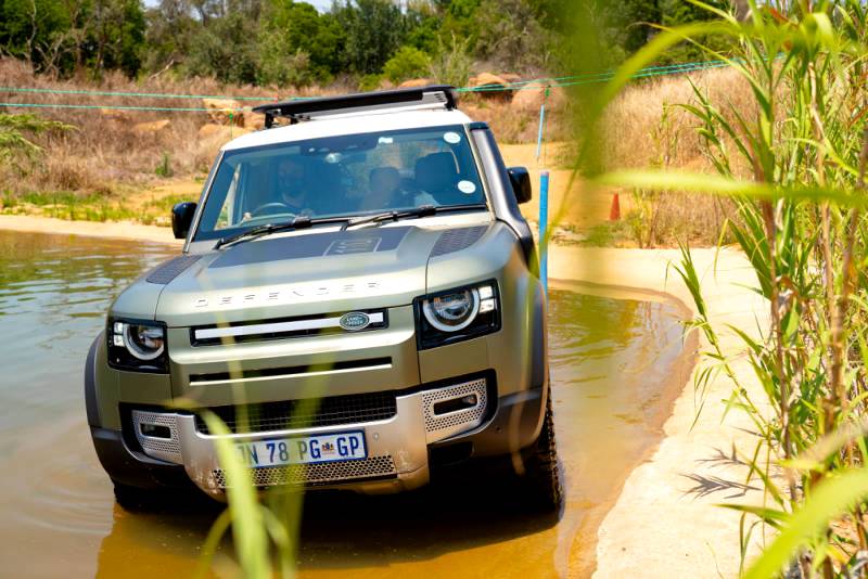 Springboks tackle Lonehill’s new off road track in the Land Rover Defender