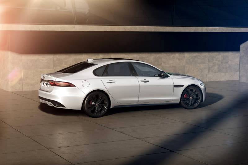 Jaguar XF R-Dynamic Black: Enhanced design and connectivity