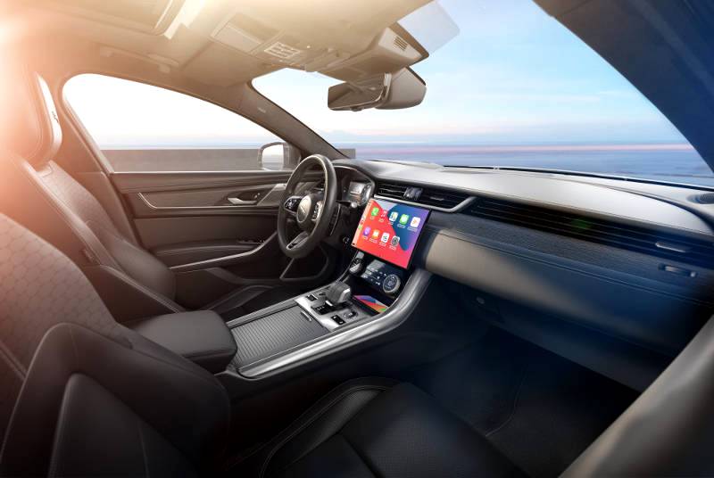 Jaguar XF R-Dynamic Black: Enhanced design and connectivity