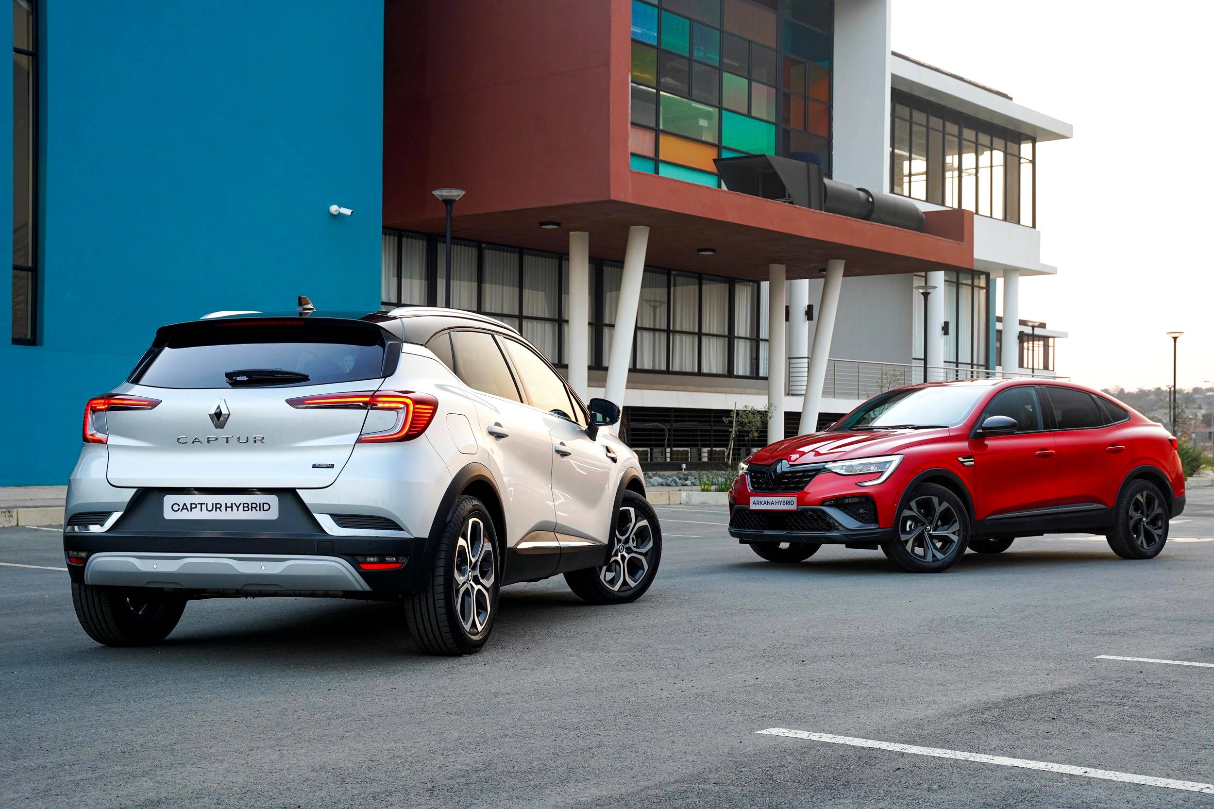 RENAULT E-TECH HYBRID VEHICLES: THE BEST OF BOTH WORLDS