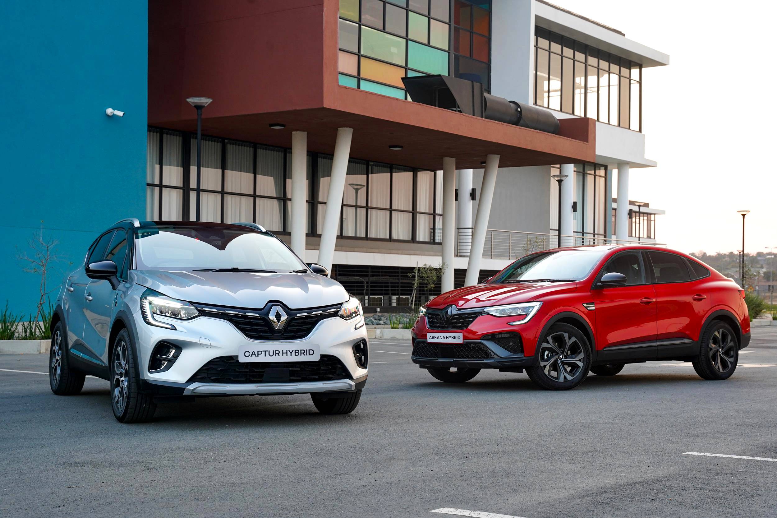 RENAULT E-TECH HYBRID VEHICLES: THE BEST OF BOTH WORLDS