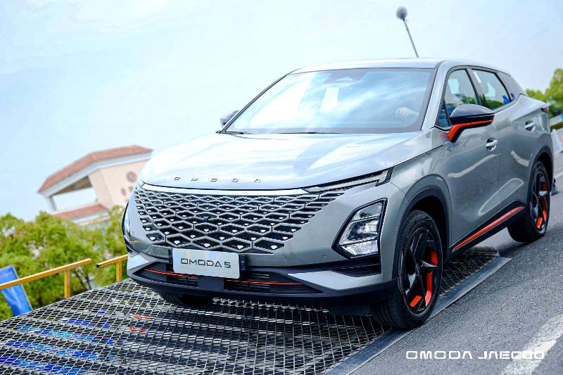 OMODA stuns as official vehicle partner of Hollywoodbets Durban July