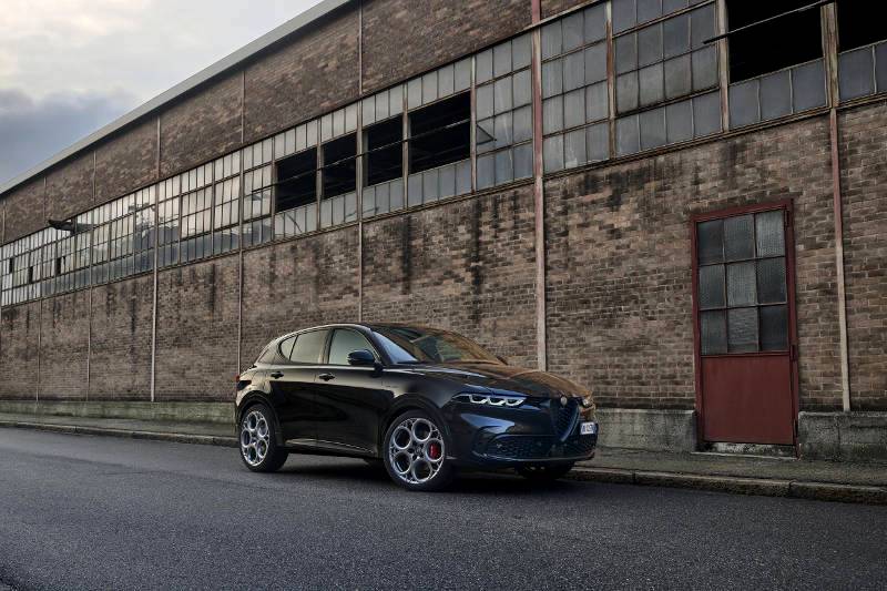 Alfa Romeo Junior IBRIDA version in Paris debut.