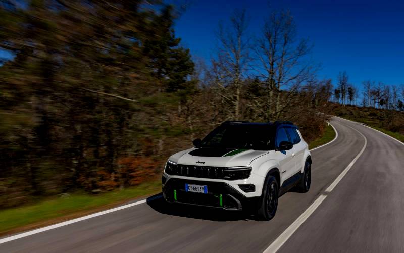 Jeep® Avenger 4xe debuts on road