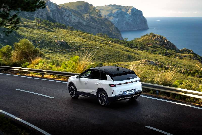 Easter Egg Hunt the Opel Way: Find the Sharks in the New Grandland