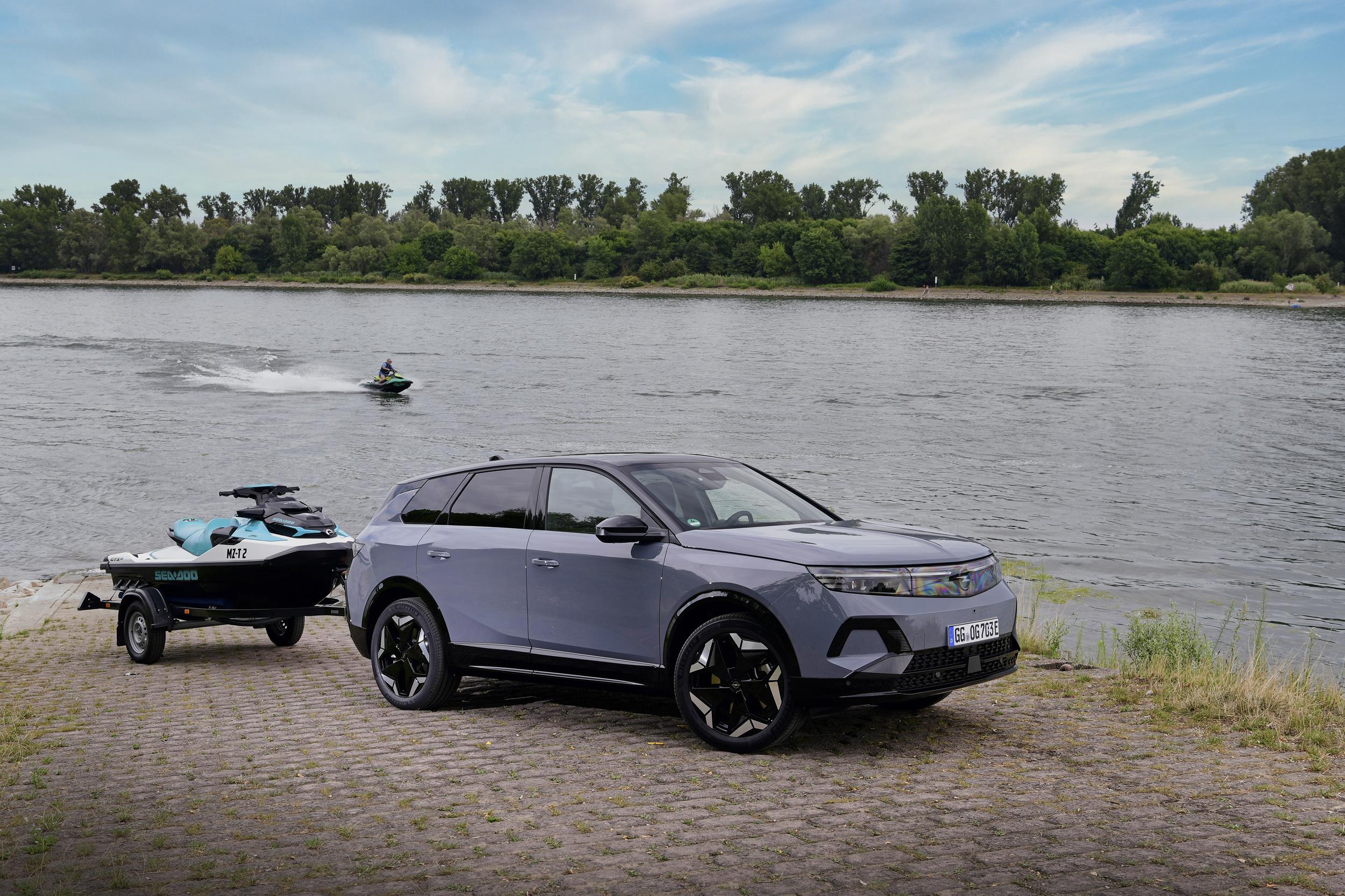 Powerful Electric All-Wheel Drive: New Opel Grandland Electric AWD