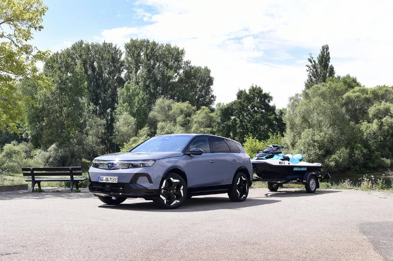 Powerful Electric All-Wheel Drive: New Opel Grandland Electric AWD