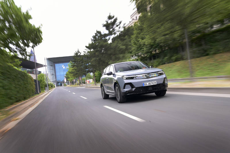 Powerful Electric All-Wheel Drive: New Opel Grandland Electric AWD