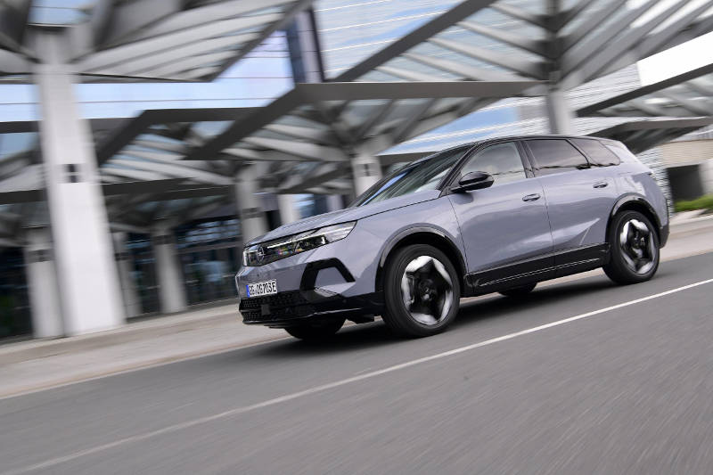 Powerful Electric All-Wheel Drive: New Opel Grandland Electric AWD